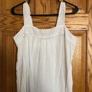 Crochet trim tank top with buttons on the back.